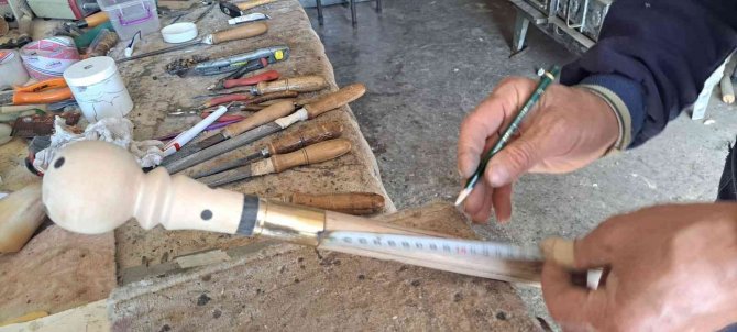 Ceviz Ağacına Şekil Veren Üçüncü Kuşak Baston Ustası