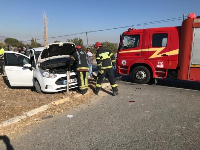 Kavşakta Çarpışan Otomobillerden Biri Takla Attı: 2 Yaralı