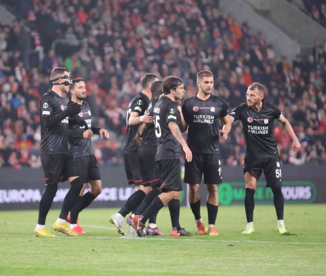 Sivasspor Lider Olarak Son 16’ya Yükseldi