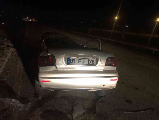 Çarptığı Aydınlatma Direği Üzerine Devrildi: 3 Yaralı