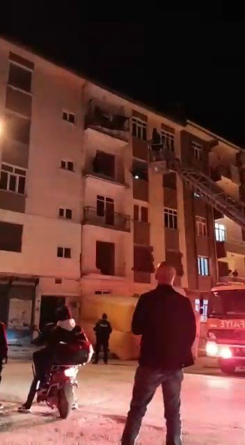 İ̇ntihara Teşebbüs Eden Kadını İtfaiye Eri Son Anda Kurtardı