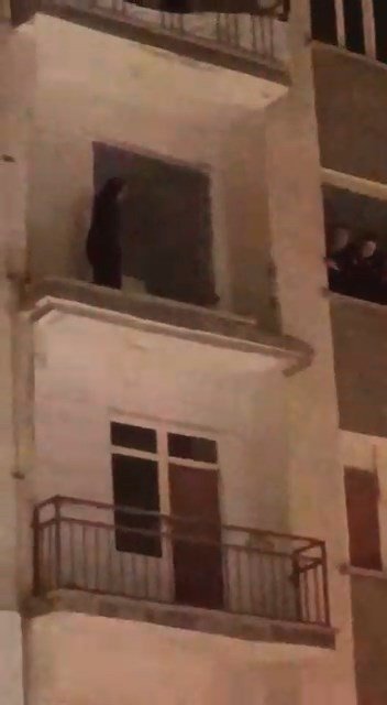 İ̇ntihara Teşebbüs Eden Kadını İtfaiye Eri Son Anda Kurtardı