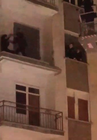 İ̇ntihara Teşebbüs Eden Kadını İtfaiye Eri Son Anda Kurtardı