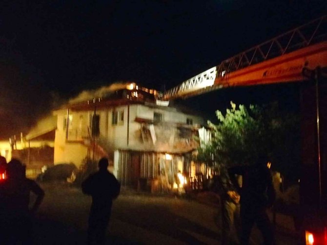 Mantarhanede Çıkan Yangın Eve Sıçradı