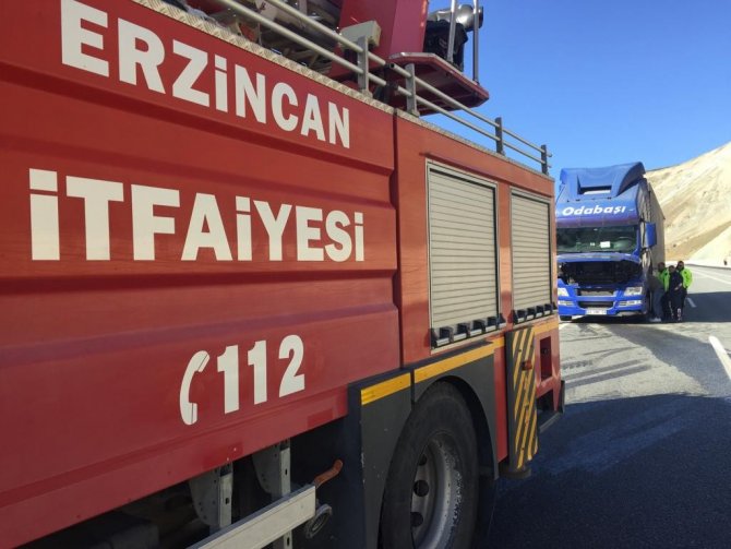 Tırın Motorunda Çıkan Yangın Büyümeden Söndürüldü