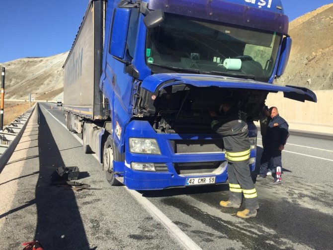Tırın Motorunda Çıkan Yangın Büyümeden Söndürüldü