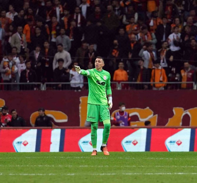 Fernando Muslera’nın Beşiktaş Derbisi Karnesi