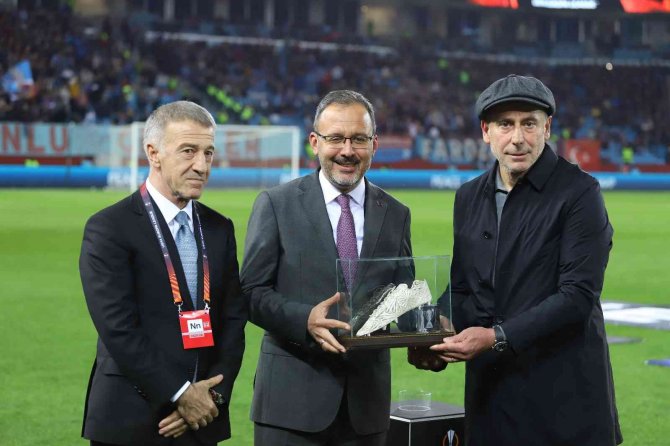Bakan Kasapoğlu, Abdullah Avcı’ya Plaket Verdi