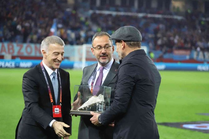 Bakan Kasapoğlu, Abdullah Avcı’ya Plaket Verdi