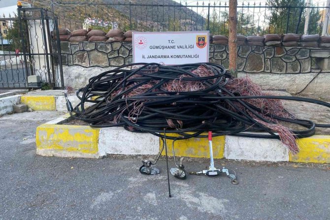 Kablo Hırsızları Jandarmadan Kaçamadı