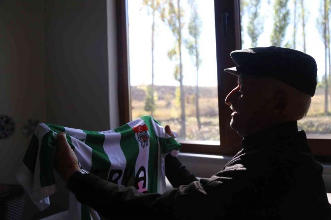 80 Yaşındaki Taraftar Gönül Verdiği İlçesinin Takımının Peşinden Bir An Olsun Ayrılmıyor