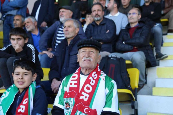 80 Yaşındaki Taraftar Gönül Verdiği İlçesinin Takımının Peşinden Bir An Olsun Ayrılmıyor