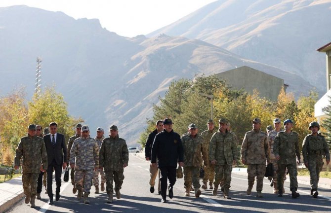 Bakan Akar Hakkari’de Esnafı Ziyaret Etti
