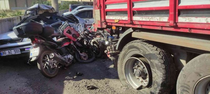 Freni Boşalan Tır, Otomobil İle 15 Motosikleti Ezdi
