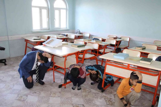 Kilis’te ‘Deprem Ve Tahliye Tatbikatı’ Yapıldı