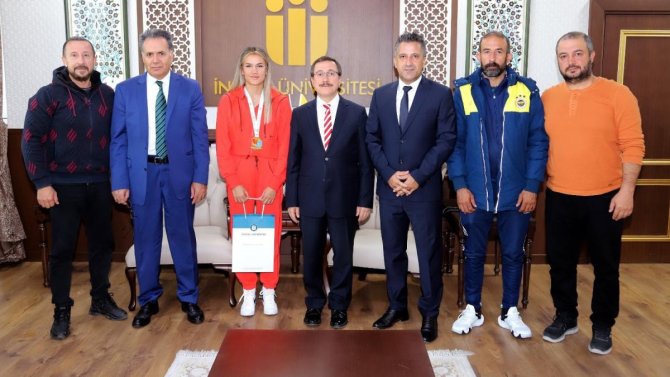 Dünya Boks Şampiyonu Hatice Akbaşın Adını Taşıyan Spor Salonu Açılacak