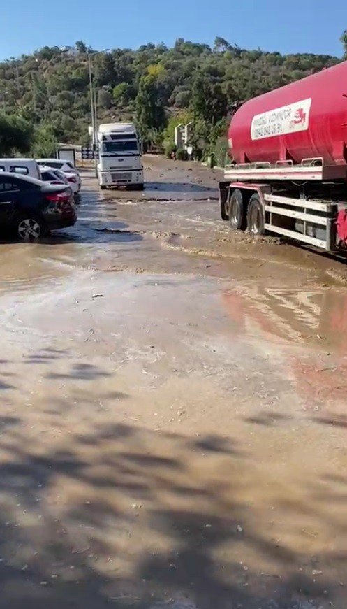 İ̇sale Hattı Patladı, İş Yerlerini Su Bastı