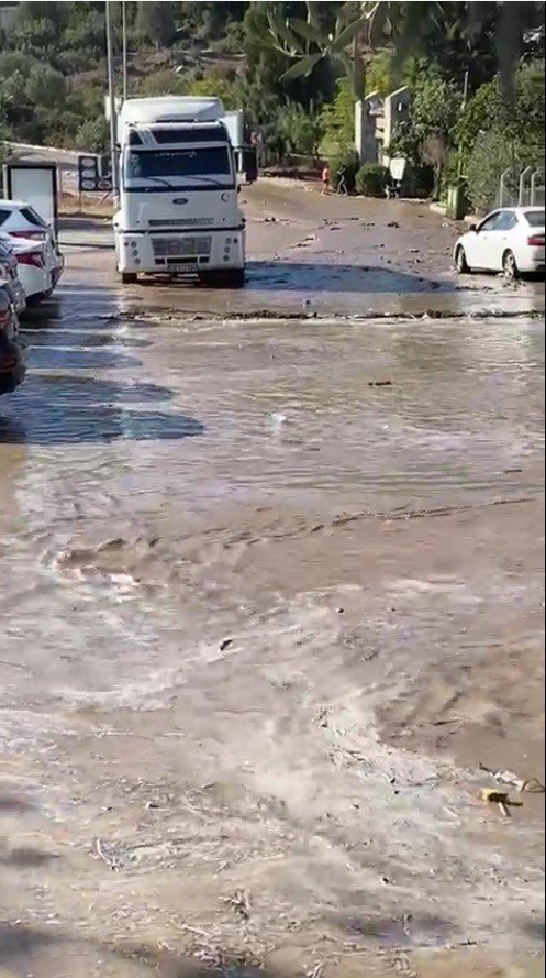 İ̇sale Hattı Patladı, İş Yerlerini Su Bastı