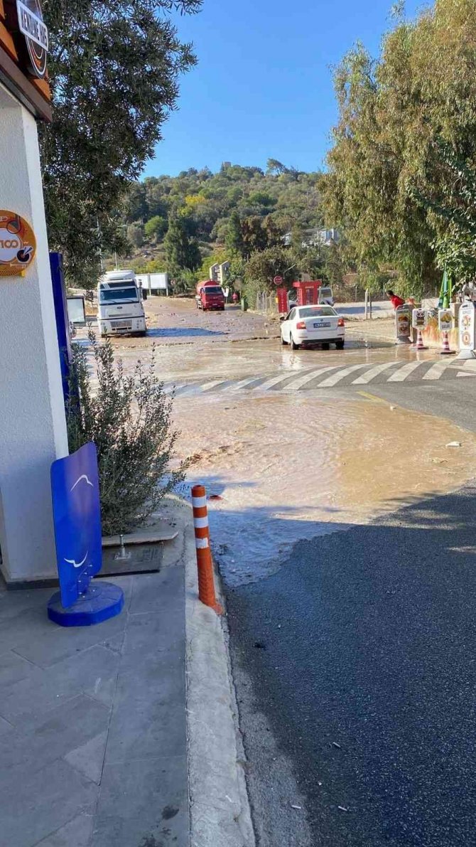 İ̇sale Hattı Patladı, İş Yerlerini Su Bastı