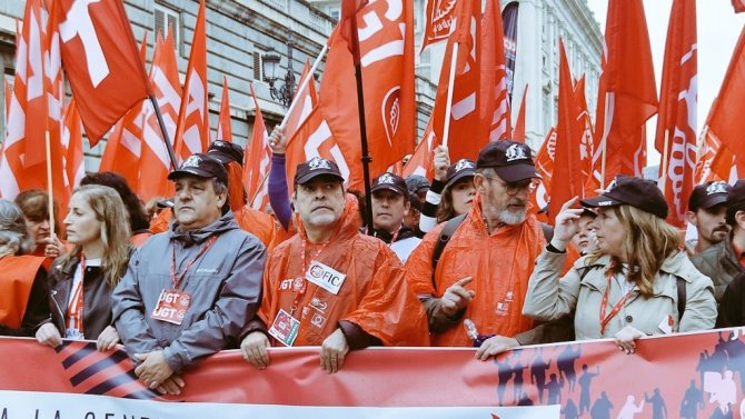 İ̇spanya’da Binlerce Kişi Zam Talebiyle Sokaklara İndi
