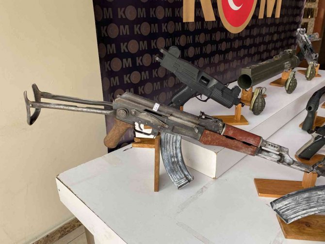 İ̇stanbul’da Operasyon Düzenlenen Daireden Cephanede Çıktı: Lav Silahı, Kalaşnikof, El Bombası Bulundu