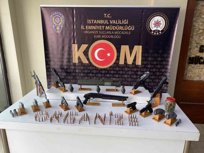 İ̇stanbul’da Operasyon Düzenlenen Daireden Cephanede Çıktı: Lav Silahı, Kalaşnikof, El Bombası Bulundu