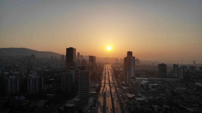 İ̇stanbul’da Gün Doğumu Manzarası Mest Etti