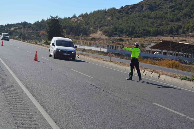 İ̇zmir’de Trafik Denetimleri Hız Kesmeden Devam Ediyor