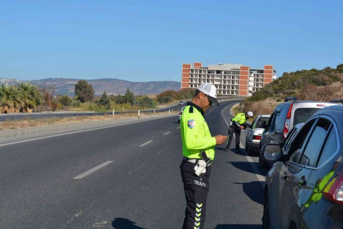 İ̇zmir’de Trafik Denetimleri Hız Kesmeden Devam Ediyor