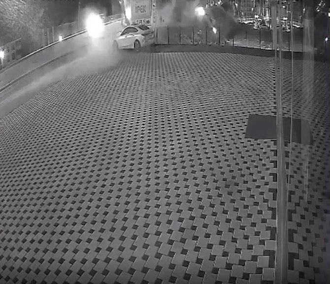 Park Halindeki Araca Çarpıp Tarlaya Uçtu