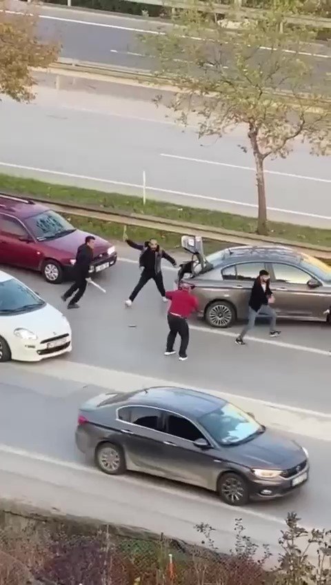 Araçları Durdurup Sopalarla Birbirlerine Saldırdılar