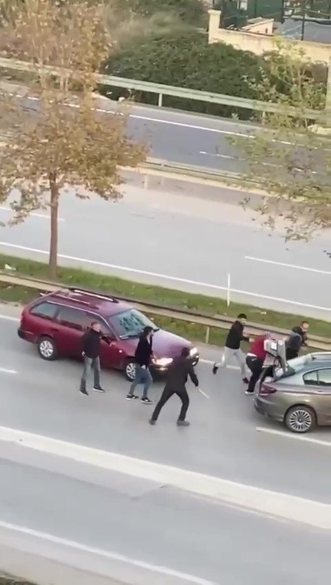 Araçları Durdurup Sopalarla Birbirlerine Saldırdılar
