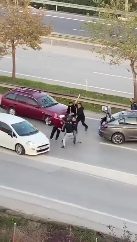 Araçları Durdurup Sopalarla Birbirlerine Saldırdılar