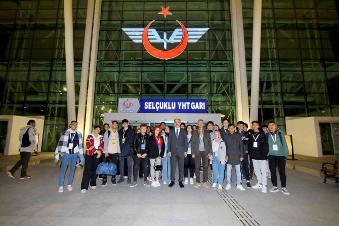 Başkan Altay İ̇stanbul Gezisine Katılan Öğrencilere Trende Eşlik Etti