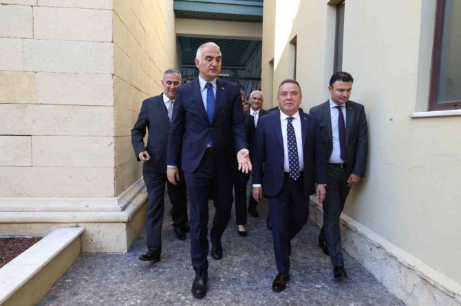 Bakan Ersoy, Türkiye’ye En Çok Ziyaretçi Gönderen Ülkeyi Açıkladı