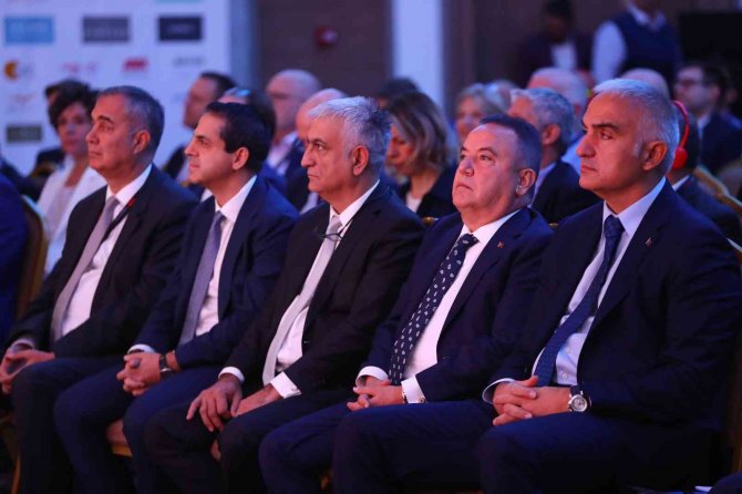 Bakan Ersoy, Türkiye’ye En Çok Ziyaretçi Gönderen Ülkeyi Açıkladı