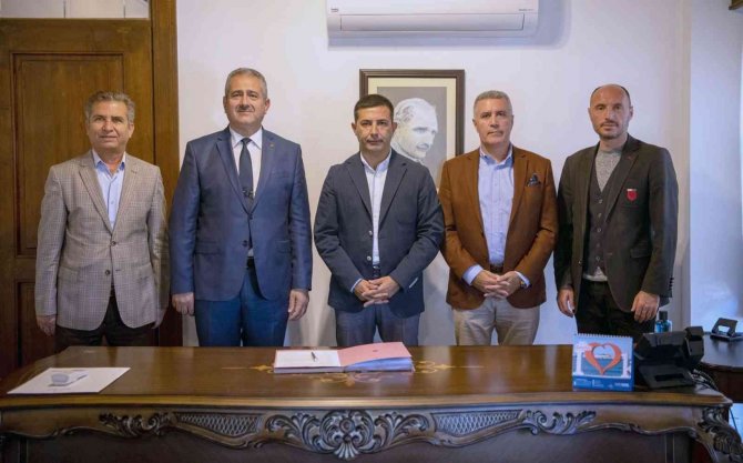 Kuşadasi Belediyesi İle İ̇lçe Milli Eğitim Müdürlüğü Arasında Eğitim Protokolü İmzalandı