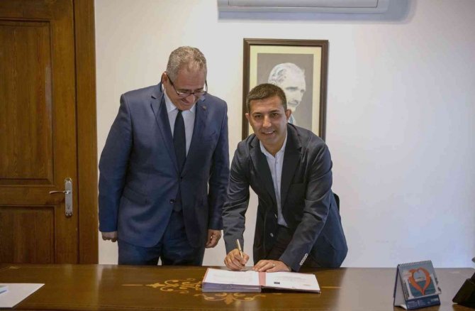 Kuşadasi Belediyesi İle İ̇lçe Milli Eğitim Müdürlüğü Arasında Eğitim Protokolü İmzalandı