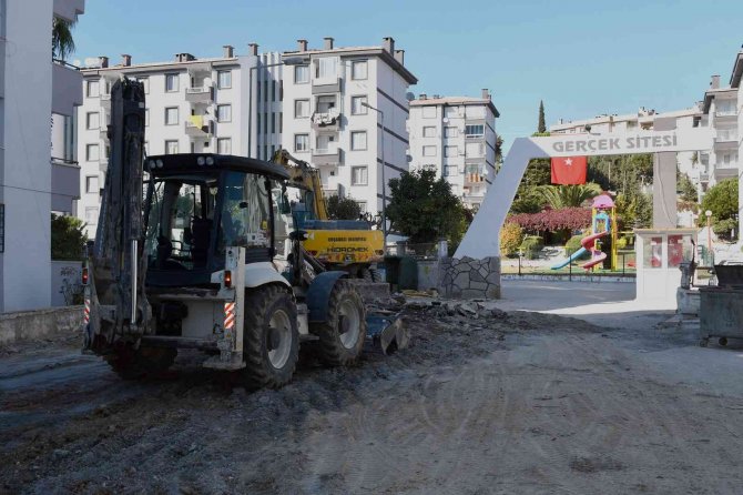 Kuşadası Belediyesi’nin Yol Yenileme Çalışmaları Devam Ediyor
