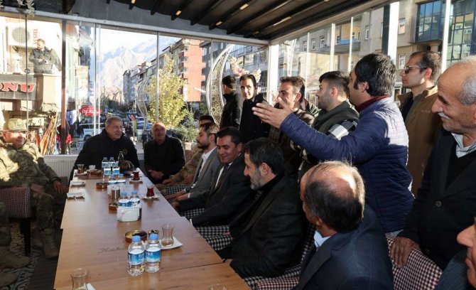 Bakan Akar Hakkari’de Esnafı Ziyaret Etti