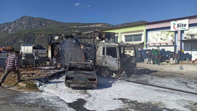 Muğla’daki Yangında Tır Ve Otomobil Hurda Yığınına Döndü