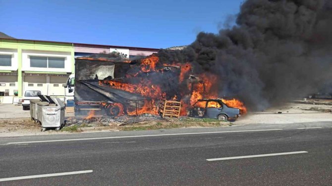 Muğla’daki Yangında Tır Ve Otomobil Hurda Yığınına Döndü