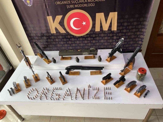 İ̇stanbul’da Operasyon Düzenlenen Daireden Cephanede Çıktı: Lav Silahı, Kalaşnikof, El Bombası Bulundu