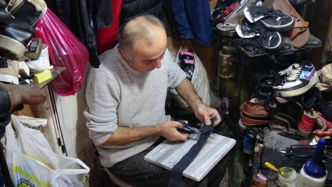 30 Yıldır 3 Metrekarelik Dükkanda Ayakkabı Tamiri Yapıyor, Taleplere Yetişemiyor