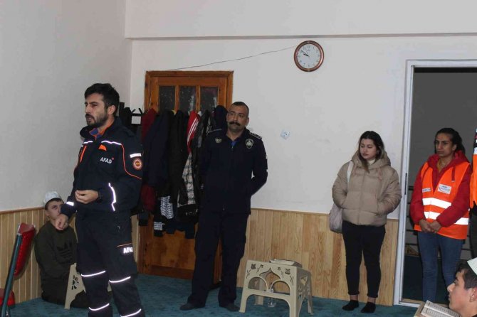 Kur’an Kurslarında Eğitim Gören Öğrencilere Deprem Ve Tahliye Tatbikatı Yapıldı