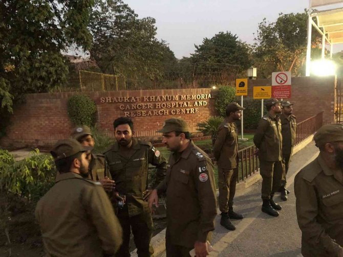 Eski Pakistan Başbakanı Khan’a Suikast Girişimi