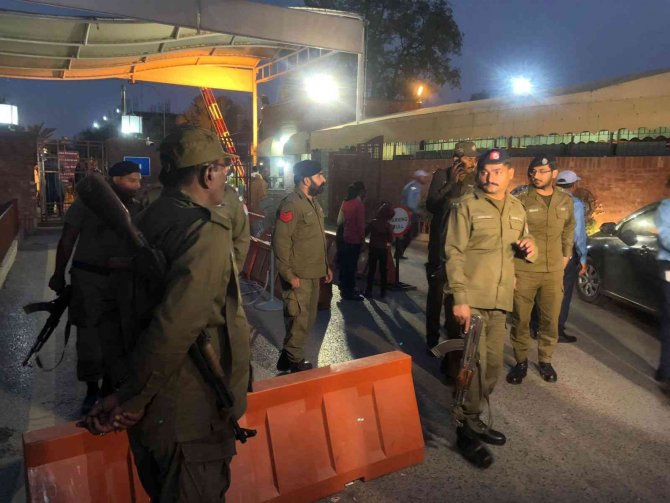 Eski Pakistan Başbakanı Khan’a Suikast Girişimi