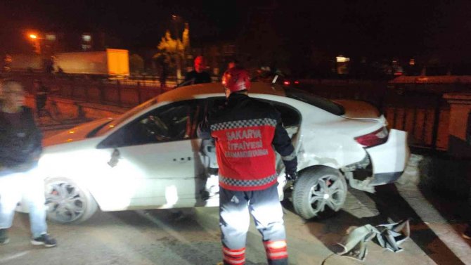 İ̇ki Otomobil Çarpıştı, Sürücüler Kazayı Yara Almadan Atlattı