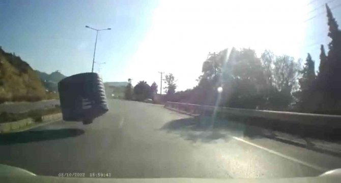 Zıplaya Zıplaya Gelen 10 Tonluk Su Tankından Böyle Kurtuldu