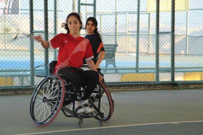 Engelleri Aşıp Tavsiye Üzerine Başladıkları Tenis Hayatları Oldu